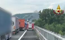 Terni, camion in fiamme sull'A1: i Vigili del fuoco domano l'incendio