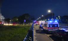Milano, incendio in un deposito di camper: distrutti almeno 20 mezzi