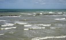 Bimbo di 6 anni annegato: sulla spiaggia c'era la bandiera rossa
