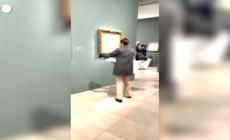 Parigi, una attivista attacca un cartello su un quadro di Monet