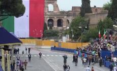 2 Giugno, il tricolore sventola sul Colosseo grazie ai Vigili del Fuoco