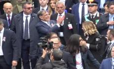 2 Giugno, Giorgia Meloni arriva ai Fori Imperiali accolta da selfie e applausi