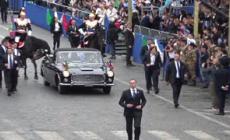 2 Giugno, applausi all'arrivo del Presidente della Repubblica Mattarella ai Fori Imperiali