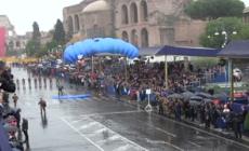2 Giugno, l'arrivo del Tricolore con i paracadutisti della Folgore