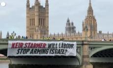 Londra, striscione a Westminster: "I laburisti smetteranno di armare Israele?"