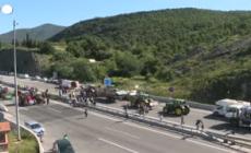 Torna la protesta degli agricoltori, bloccata la frontiera tra Spagna e Francia