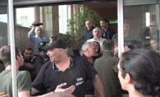 Torino, studenti pro-Palestina protestano davanti ai cancelli del Politecnico