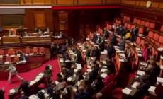 Premierato, bagarre anche al Senato: le opposizioni sventolano il Tricolore