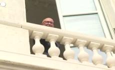 Elezioni Francia, Ciotti si affaccia alla finestra della sede del Partito Repubblicano