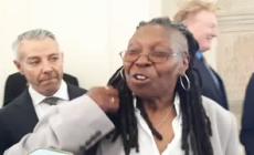 Il Papa incontra i comici in Vaticano, tra loro c'e' anche Whoopi Goldberg