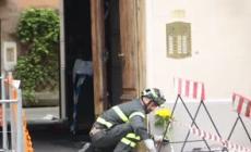 Incendio Milano, vigile del fuoco lascia un fiore per le vittime del rogo