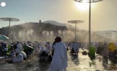 Pellegrini musulmani sfidano il caldo nell'ascesa al monte Arafat