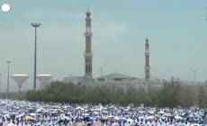 I pellegrini musulmani nella preghiera di mezzogiorno alla moschea Namirah