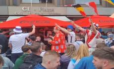 Euro 2024, tifosi inglesi bevono e cantano in attesa della gara con la Serbia