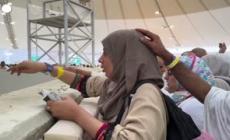 I fedeli musulmani celebrano l'Eid al-Adha con la lapidazione del diavolo
