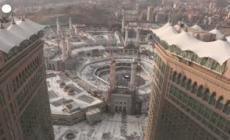 La Mecca, i pellegrini musulmani eseguono il Tawaf nella Grande Moschea