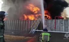 Russia, a fuoco una raffineria di petrolio ad Azov dopo un attacco di droni