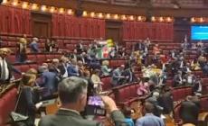 Autonomia, il M5s sventola il tricolore in Aula e canta l'inno di Mameli