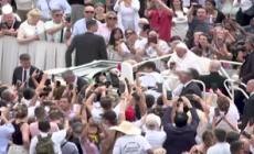 Il Papa:  "Siamo chiamati ad accogliere chi bussa alle porte"