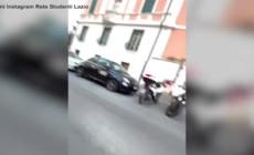 Aggressione a Colle Oppio, le immagini dei calci e pugni agli studenti - Video