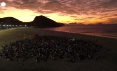Giornata internazionale dello yoga, centinaia di appassionati si ritrovano a Copacabana