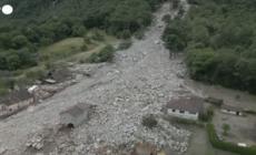 Maltempo in Svizzera, i danni di inondazioni e frane: un villaggio sommerso di massi