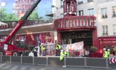 Parigi, il Moulin Rouge rimette le ali dopo il crollo ad aprile