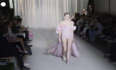 Parigi, il romanticismo orientale di Giambattista Valli alla Fashion Week