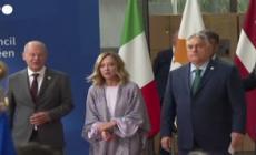 Ue, Meloni arriva alla foto di gruppo "scortata" da Scholz e Orban