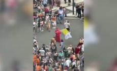 Milano Pride, il corteo procede verso l'Arco della pace