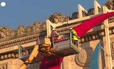 Parigi 2024, sull'Arco di trionfo il simbolo delle Paralimpiadi