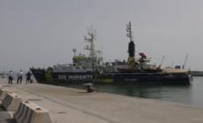 Migranti, la Humanity 1 attracca nel porto di Catania