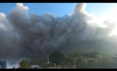 Stromboli, intensa nube cenere lavica su sciara del fuoco
