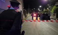 Sgozza il fratello, lo decapita e getta la testa dal balcone