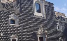 Volontari restaurano guglia a Napoli e vandali ci giocano a tris