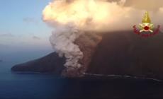 Dallo Stromboli una valanga di detriti lavici in mare