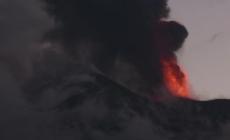 Etna in eruzione, fontane di lava ed emissione di cenere dal vulcano