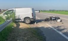 Schianto tra moto e furgone nel Milanese, muore un ragazzo di 22 anni