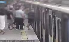 Milano, tre borseggiatori colti sul fatto e arrestati nella stazione metro