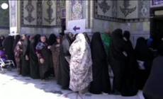 Gli iraniani si recano alle urne per votare al ballottaggio delle elezioni presidenziali
