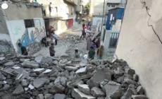 Gaza, palestinesi fra le macerie di Nuseirat dopo un raid israeliano