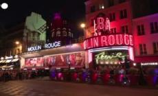 Parigi, tornano le pale al Moulin Rouge: festa in strada con il French Cancan