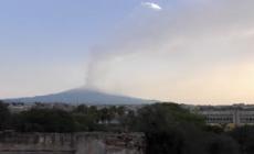 Parossismo dell'Etna: fontana di lava e nube di cenere alta 5 chilometri