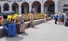 Sciopero treni, a Pisa viaggiatori "spaesati" e in coda