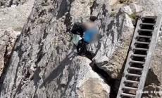 Trentino: sulla ferrata Bepi Zac con il bimbo in braccio e senza attrezzatura