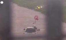 Il momento del salvataggio di un uomo dalla sua auto travolta dall'acqua in Texas