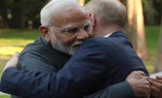 Il premier indiano Modi in visita a Mosca: l'abbraccio stretto con Putin