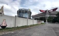 Taylor Swift come Kim Kardashian, l'iconica foto riprodotta in un murale a San Siro