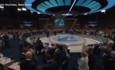 Vertice Nato, le smorfie di Meloni "infastidita" dal ritardo di Biden
