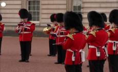Euro 2024, guardie britanniche sostengono l'Inghilterra fuori da Buckingham Palace